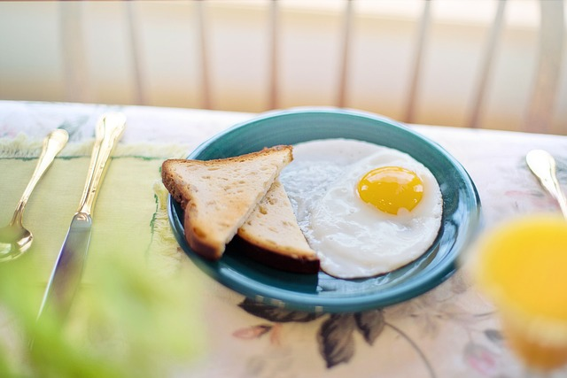 breakfast, fried egg, table